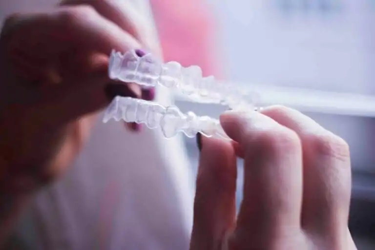 Come lavare la mascherina dentale in viaggio